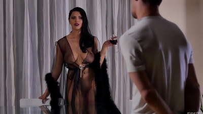 Slut Kira Queen bere bizilaguna gonbidatu zuen tea hartzera eta izorratu zuen afariko mahaian